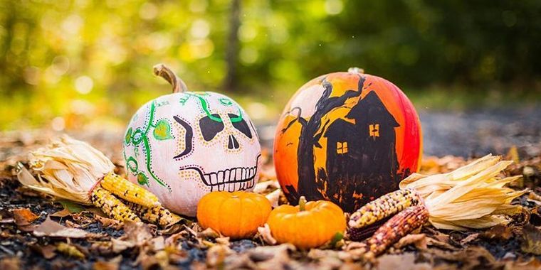 Calabazas decoradas y pintadas para decorar Halloween y otras celebraciones