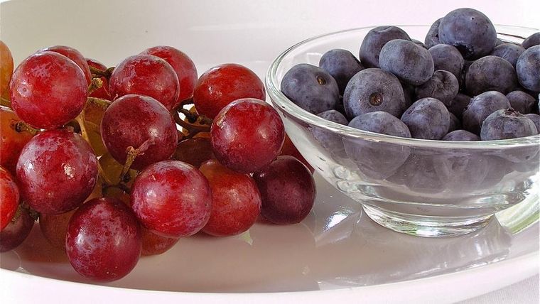 combinación de alimentos arandanos uvas