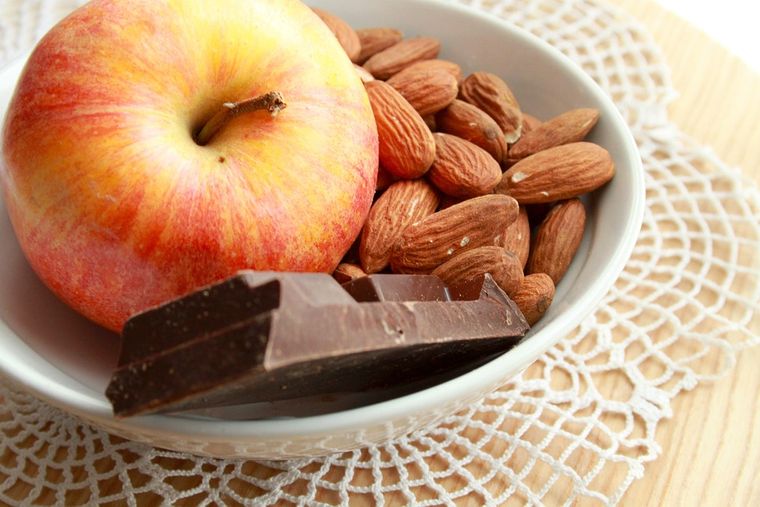 combinación de alimentos manzana con chocolate