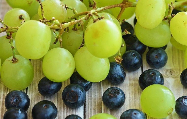 combinación de alimentos uvas arandanos