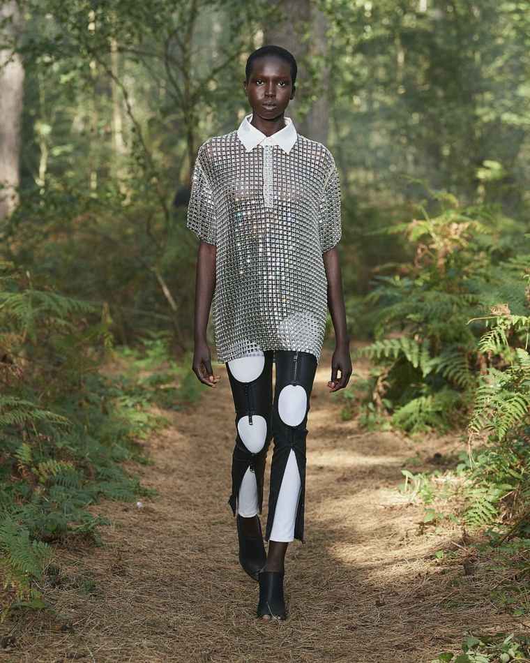 moda-primavera-2021-burberry-pantalon-cuero