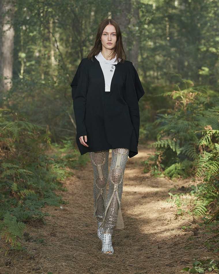 moda-primavera-2021-burberry-pantalon-transparente