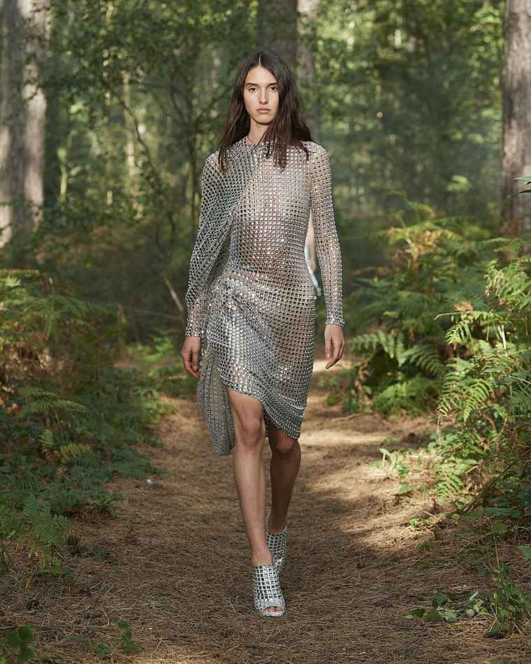 moda-primavera-2021-burberry-vestido-transparente
