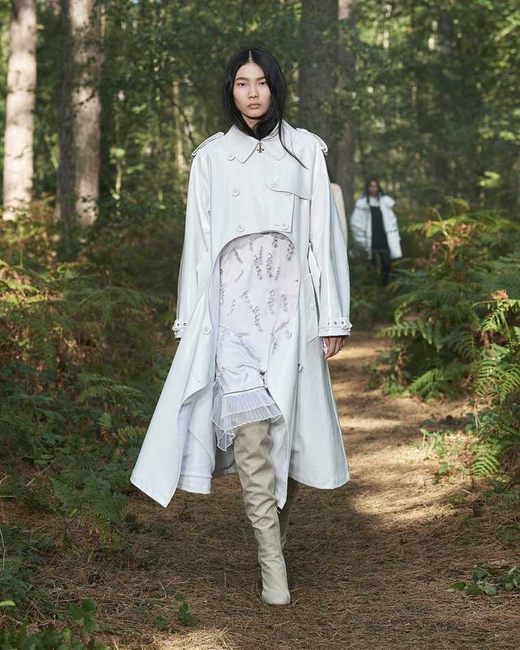 moda-primavera-2021-burberry-volor-blanco