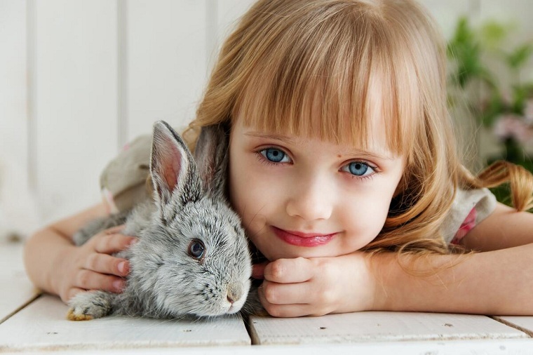 Niños y mascotas -nina-conejo