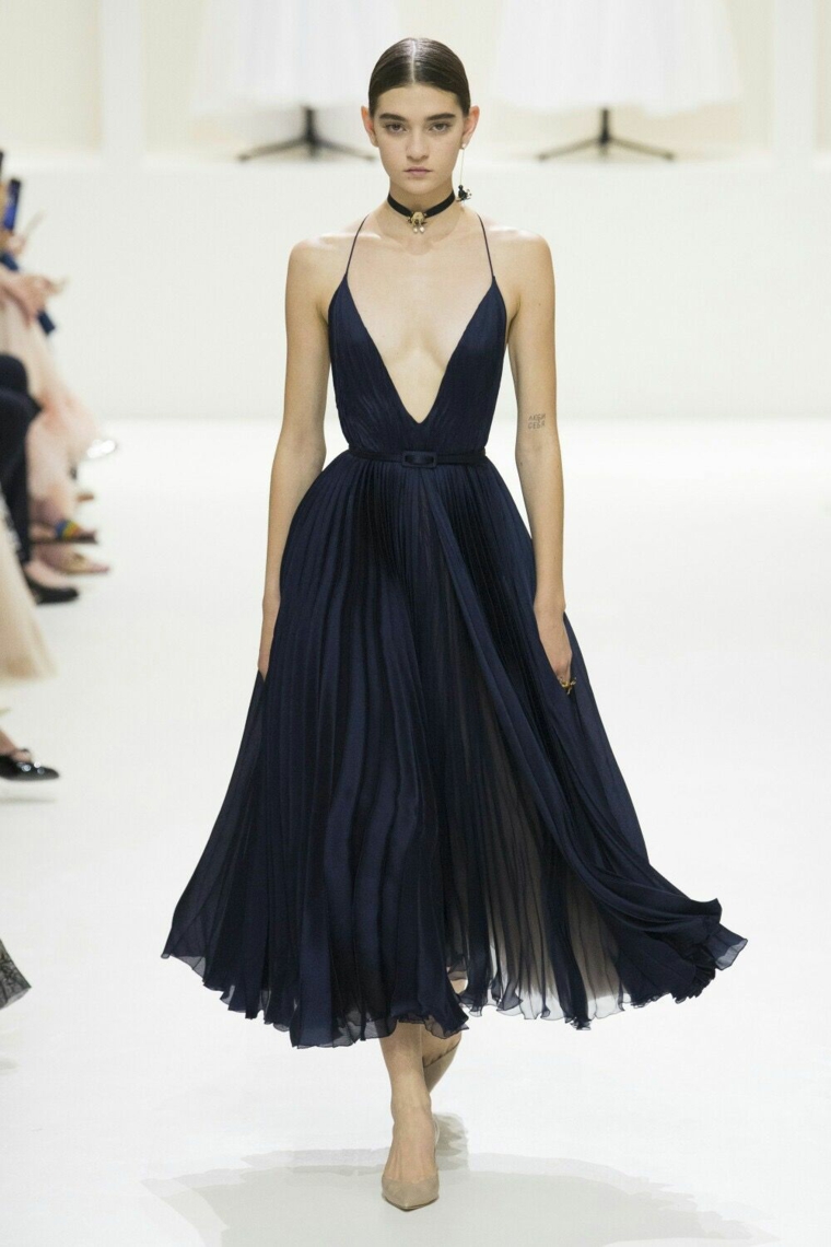 Vestido negro básico-escote=profundo