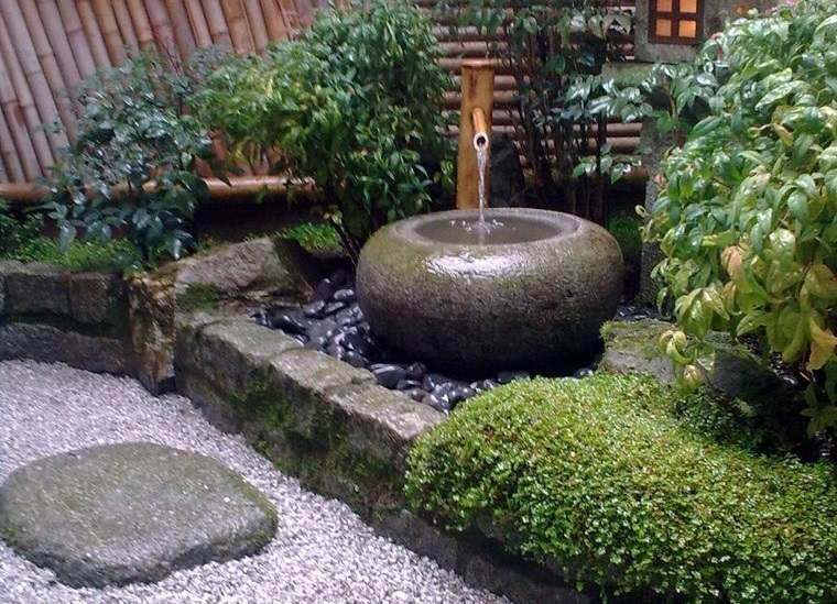 decoración rústica patio pequeña fuente