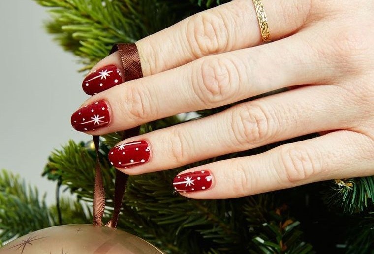 diseños de uñas navideñas rojas con estrellas