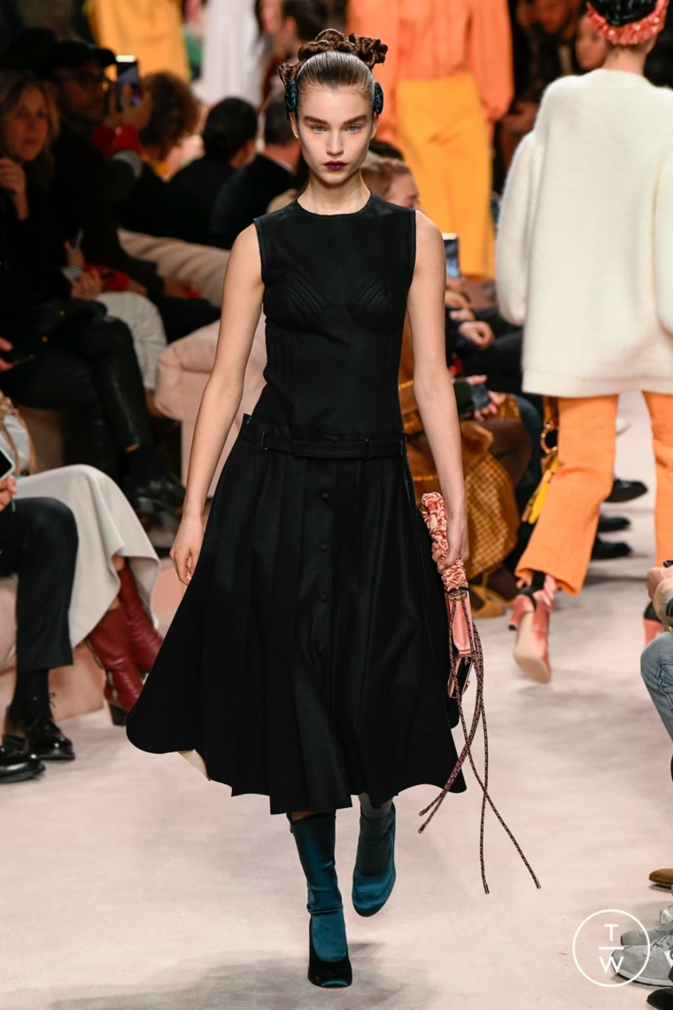 fendi-2020-vestido-negro-estilo