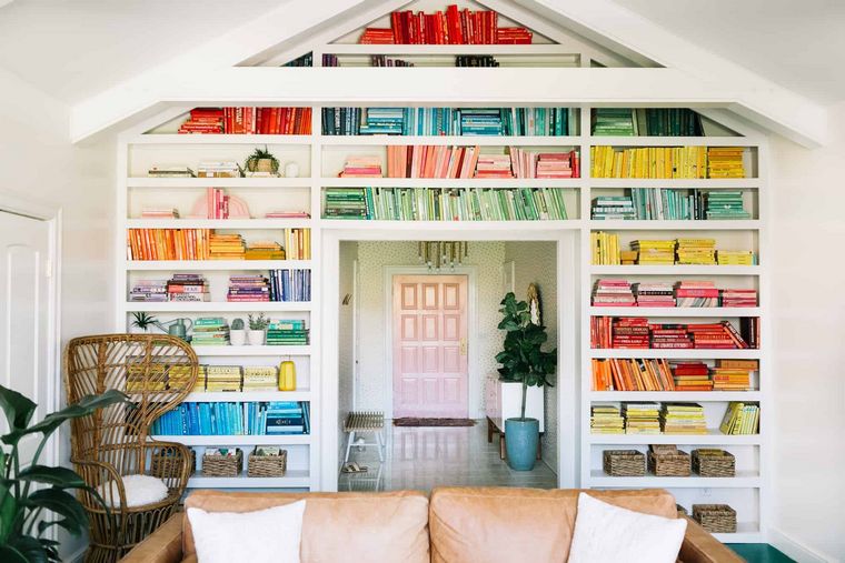 muebles empotrados libros coloridos