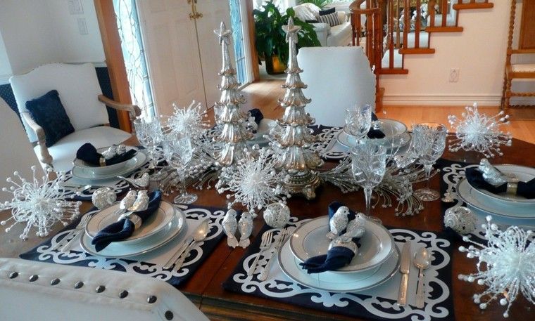 azul plateado en mesa navideña