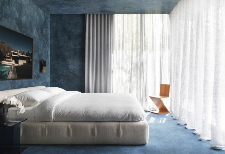 dormitorio-paredes-azules-ventanales-chelsea-hing