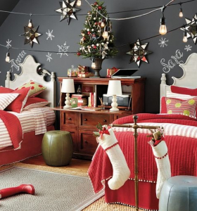 Dormitorios infantiles con hermosa y alegre decoración para Navidad