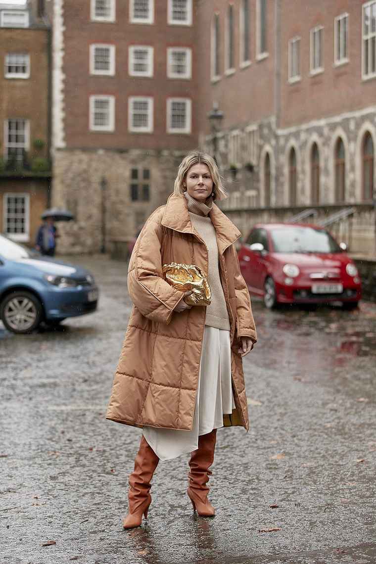estilo-urbano-2020-chicas-beige-abrigo
