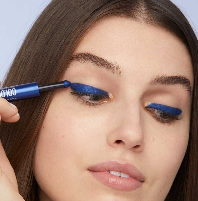 tipos de maquillaje delineado ​en azul