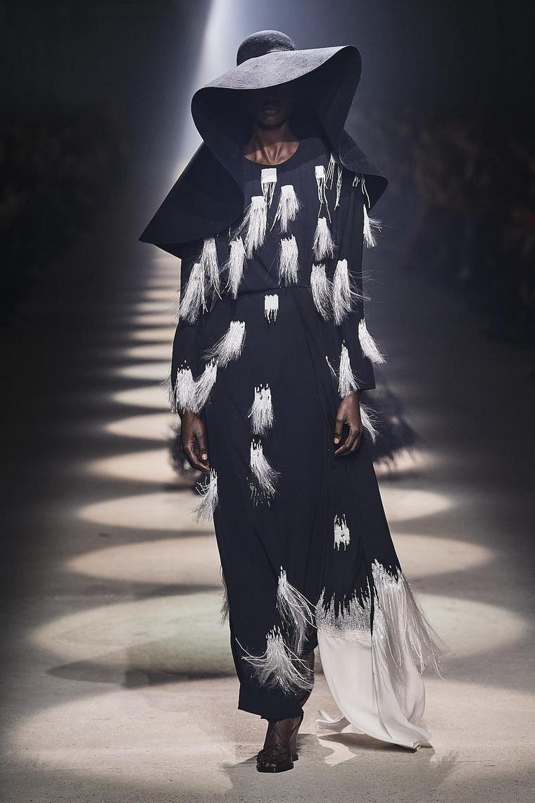vestidos-fiesta-2020-givenchy-negro
