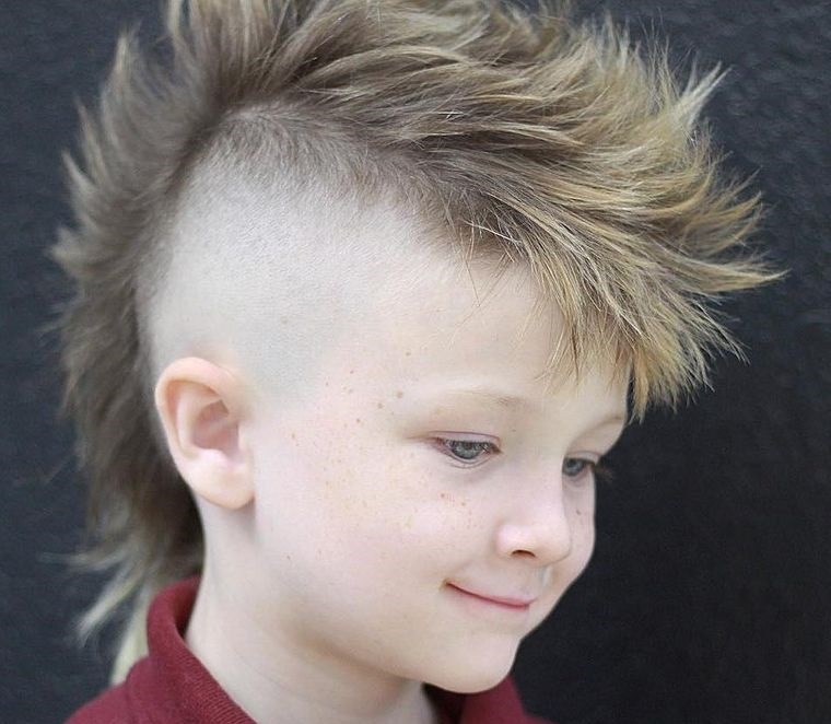 cortes de pelo para niños estilo mohicano
