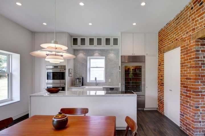 Escalera de caracol y pared de ladrillo en la renovación de una antigua