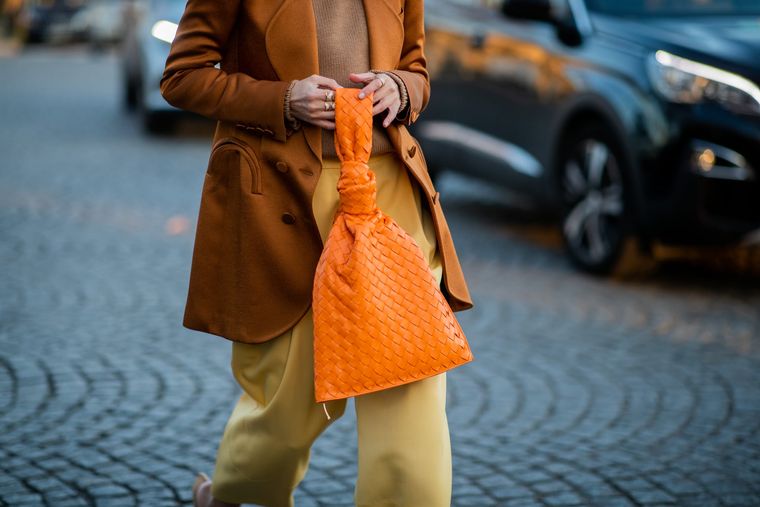 color naranja bolso de mano