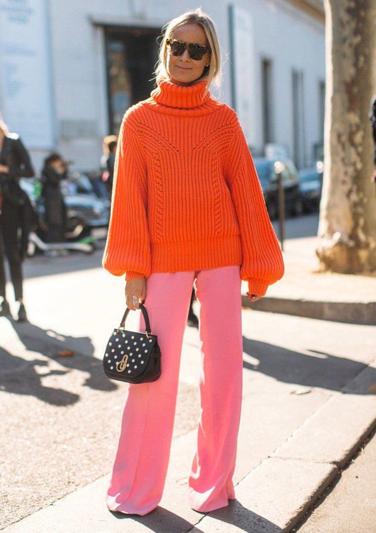 color naranja con pantalon rosa