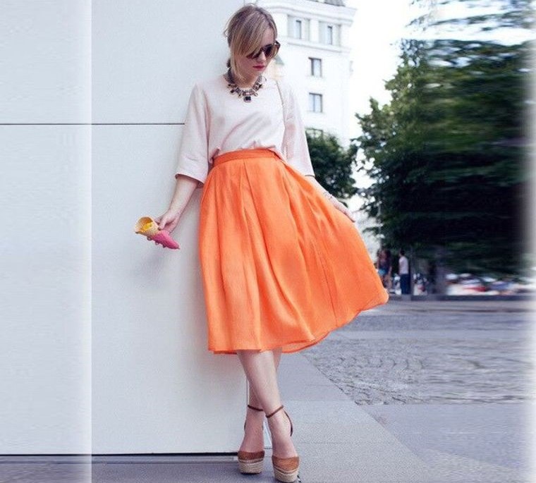 color naranja en falda