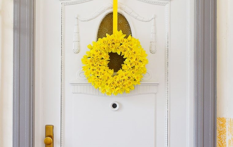 ideas para decorar puerta corona narcisos