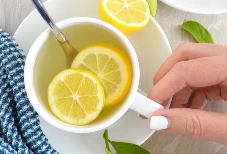 beneficios de beber agua con limon en ayuna