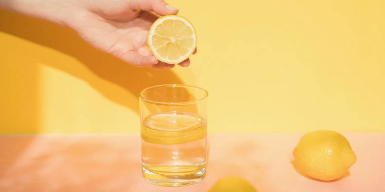 beneficios de beber agua con limon en las mañanas