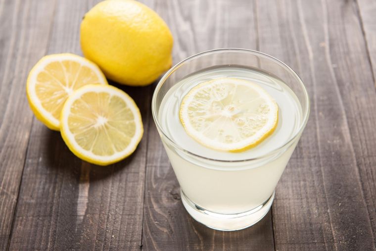 beneficios de beber agua con limon mas energia