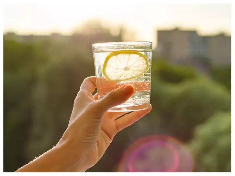 beneficios de beber agua con limon todas las mañanas