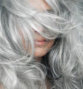 Transición a pelo blanco - Consejos y trucos útiles para cada mujer