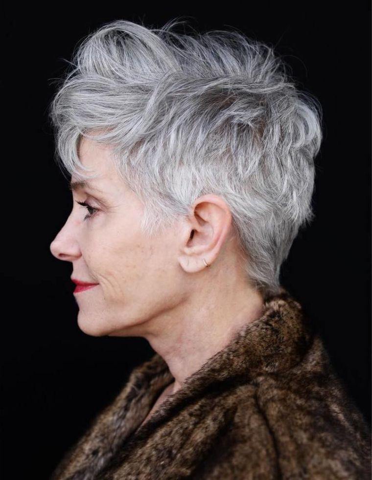 color-cabello-mujer-50-anos-gris-moderno