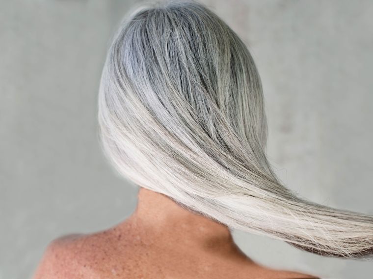 color-cabello-mujer-50-anos-ideas-gris