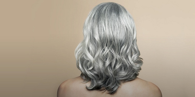 color-de-pelo-gris-cabello-rizos-ideas