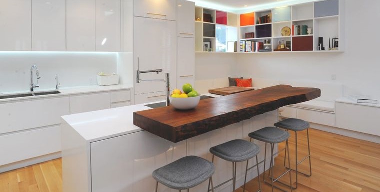 Encimeras de cocina de borde vivo para un atractivo simple y natural