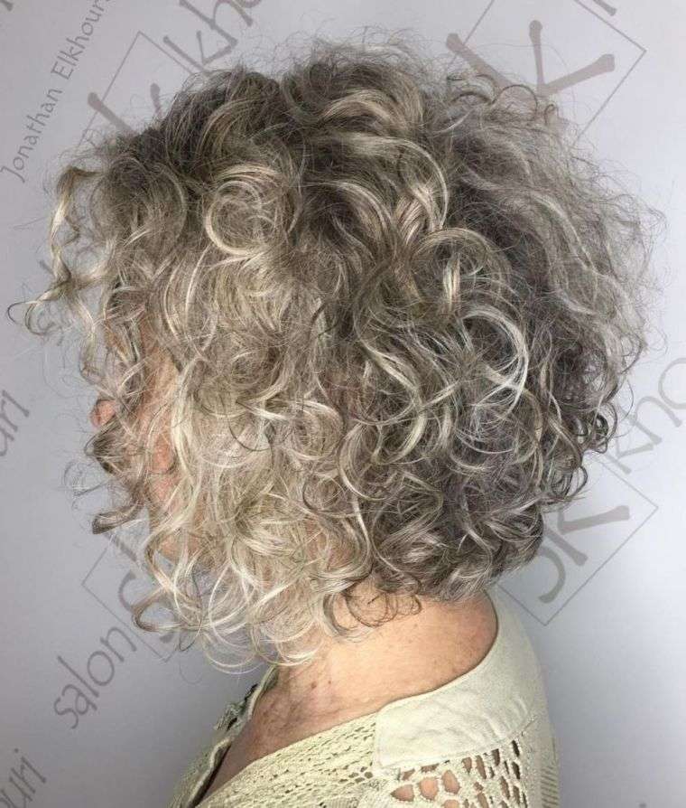 ideas-mujer-cabello-rizado-gris
