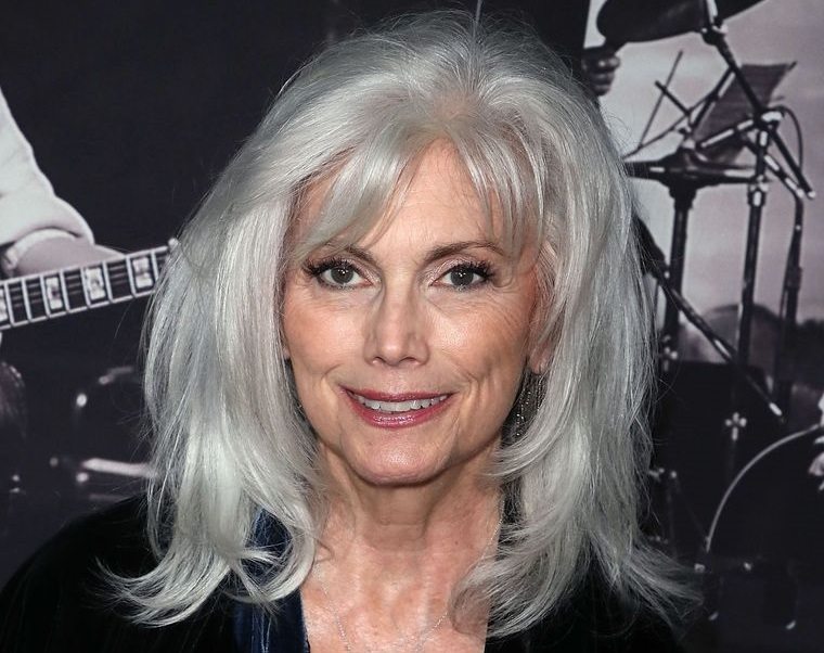 mujeres de 50 años peinados color gris