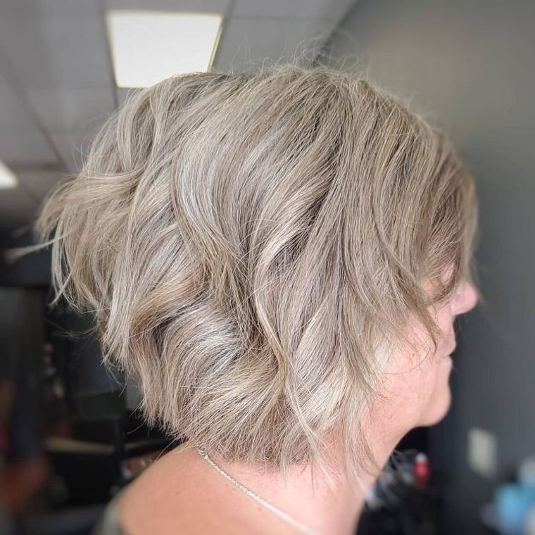 mujeres mayores cabello rubio ceniza