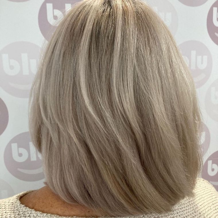 mujeres mayores cabello rubio cremoso