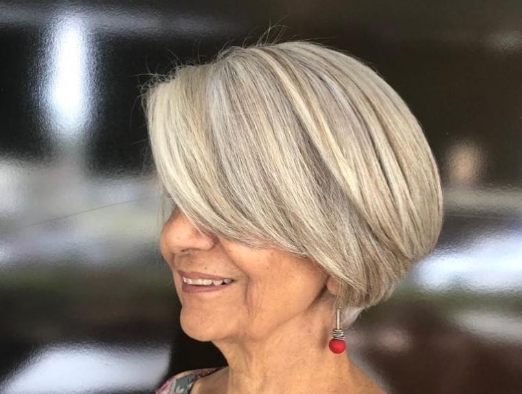 mujeres mayores cabello rubio plateado