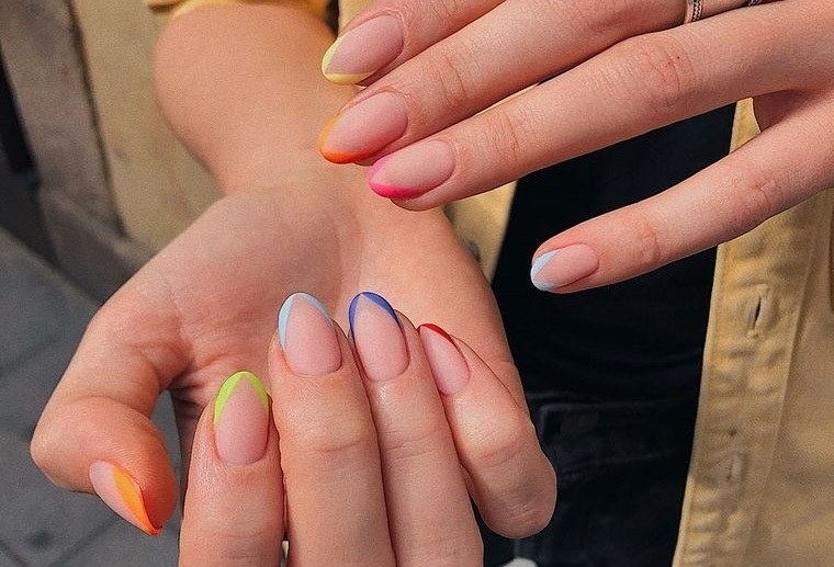 diseño independiente uñas francesas coloridas