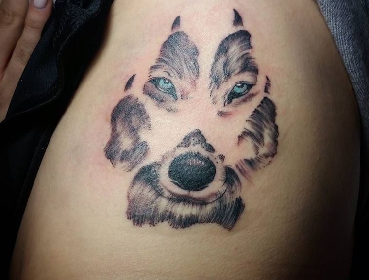 tatuajes de lobo diseño de huella