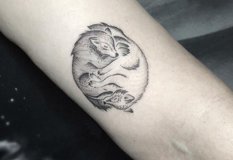 tatuajes de lobo diseño minimalista