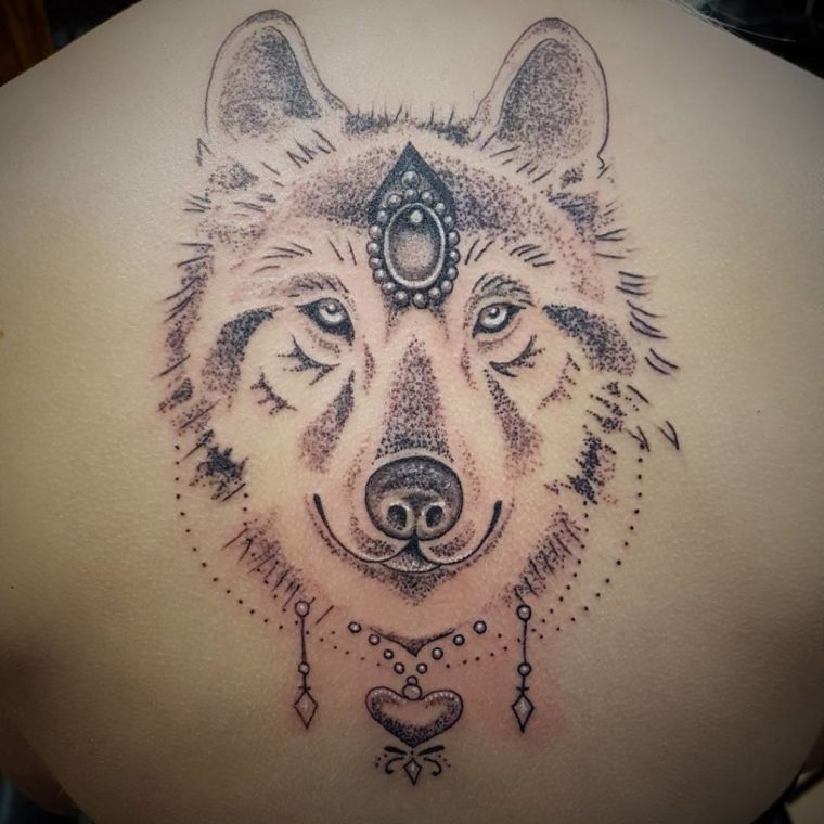 tatuajes de lobo en espalda