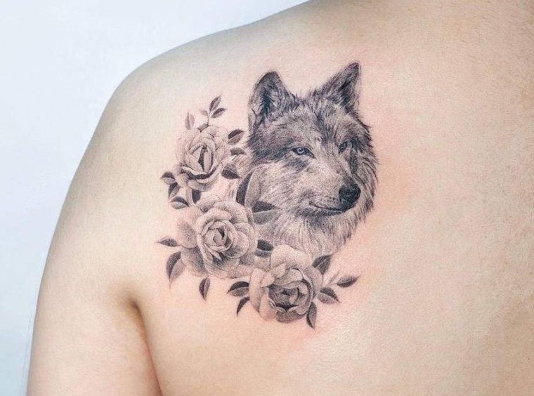 tatuajes de lobo solitario rosas