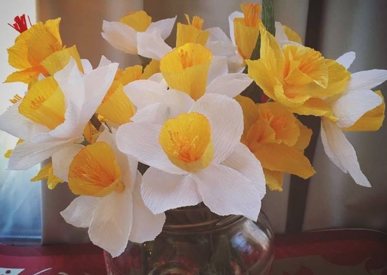 flores de papel arreglo de narcisos