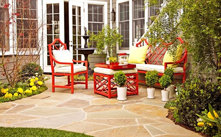 decoración de jardines con muebles coloridos