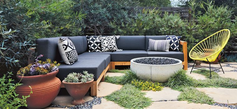 decoración de jardines con sofa