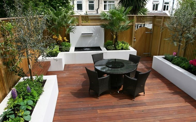 decoración de jardines con suelo madera