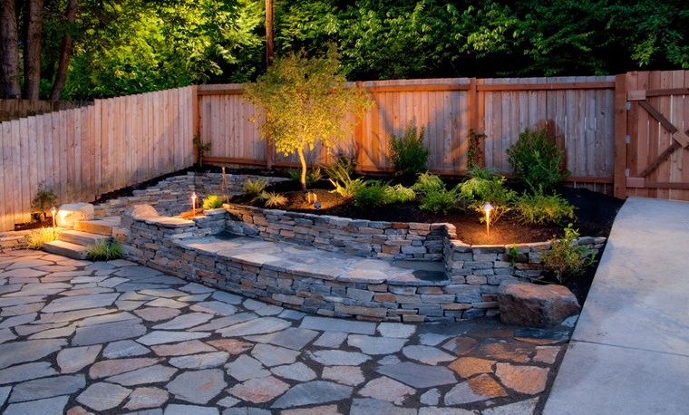 decoración de jardines con suelo piedra